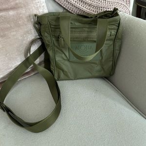 Aloha crossbody in Olive